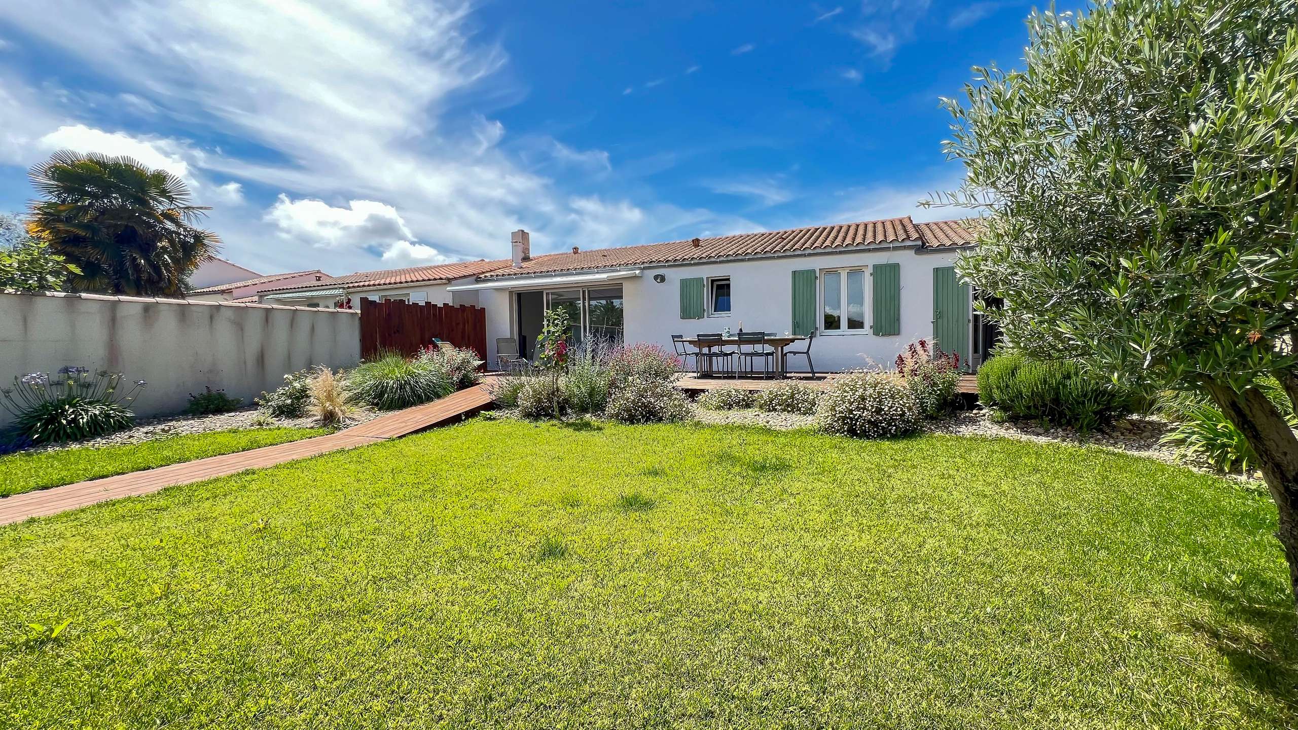 Photo 1 :  d'une maison située à Saint-Martin-de-Ré, île de Ré.