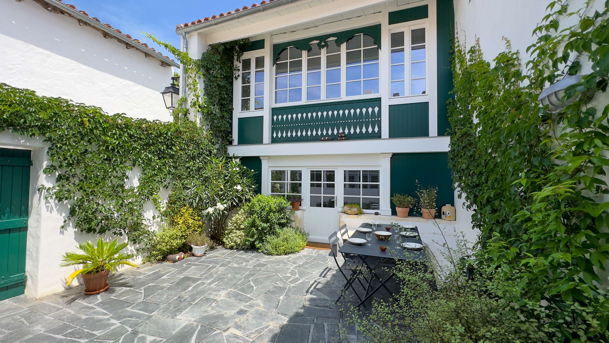 Photo 1 :  d'une maison située à La Couarde-sur-mer, île de Ré.