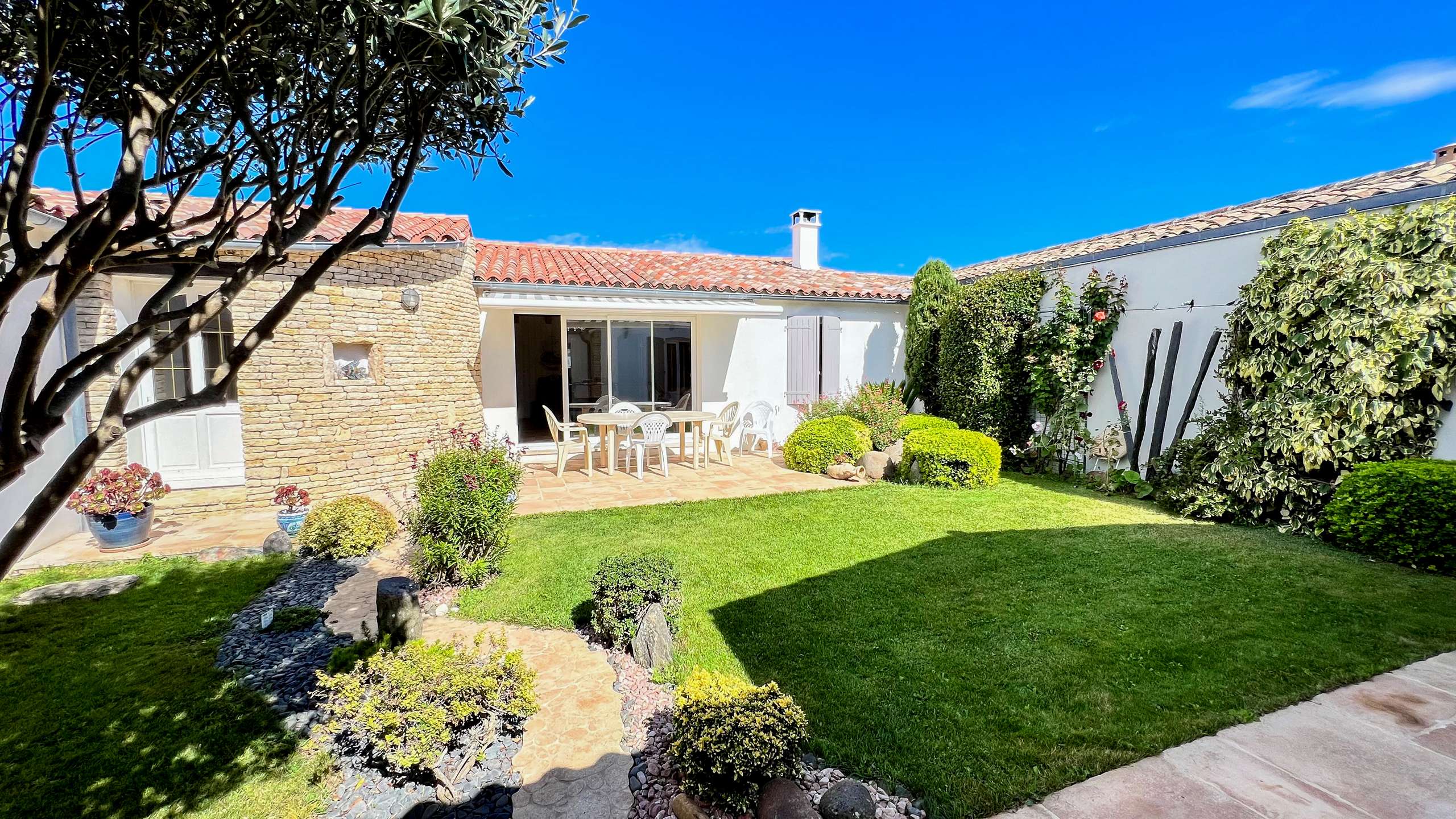 Photo 2 :  d'une maison située à La Couarde-sur-mer, île de Ré.