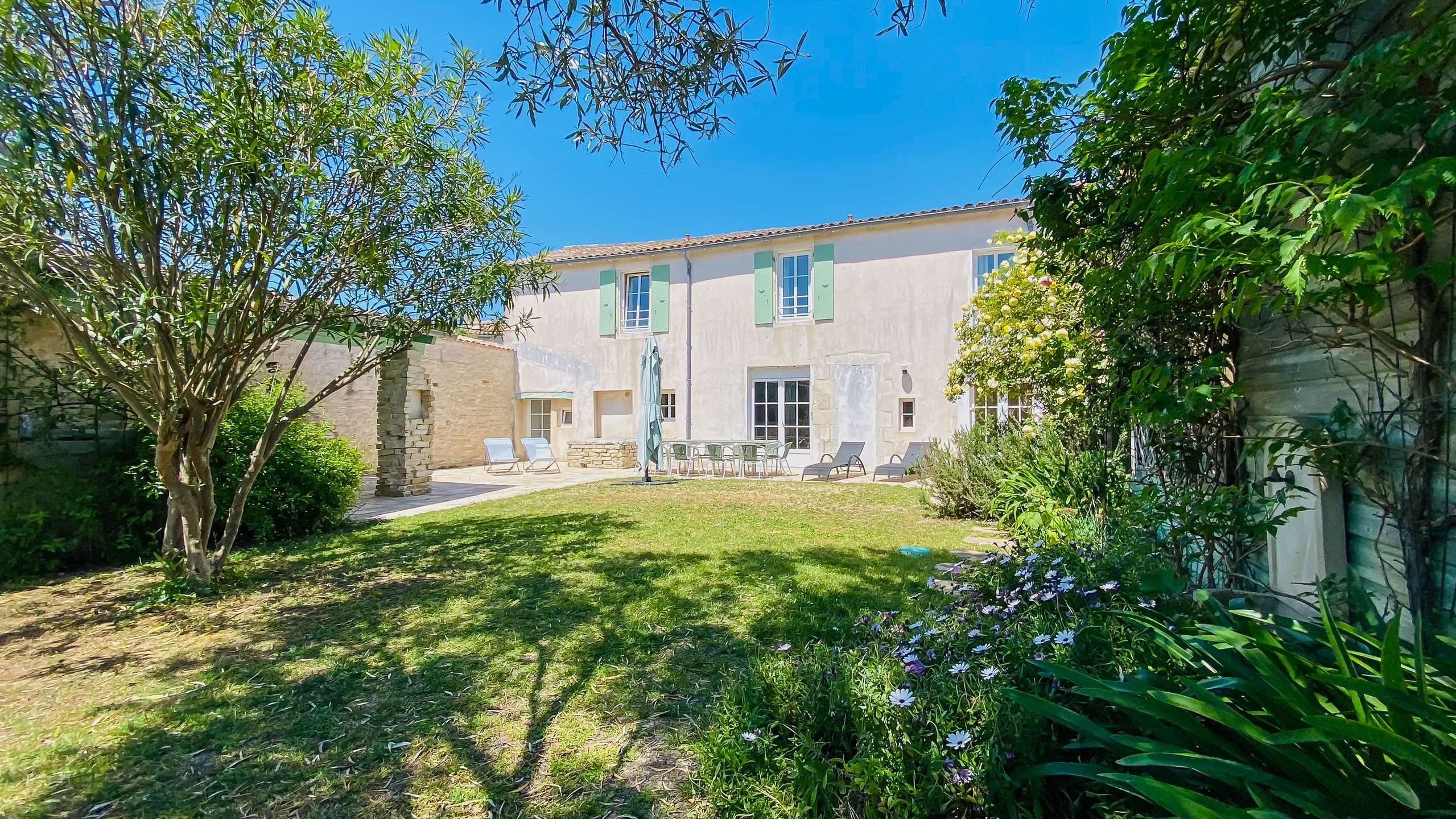 Photo 2 :  d'une maison située à La Couarde-sur-mer, île de Ré.