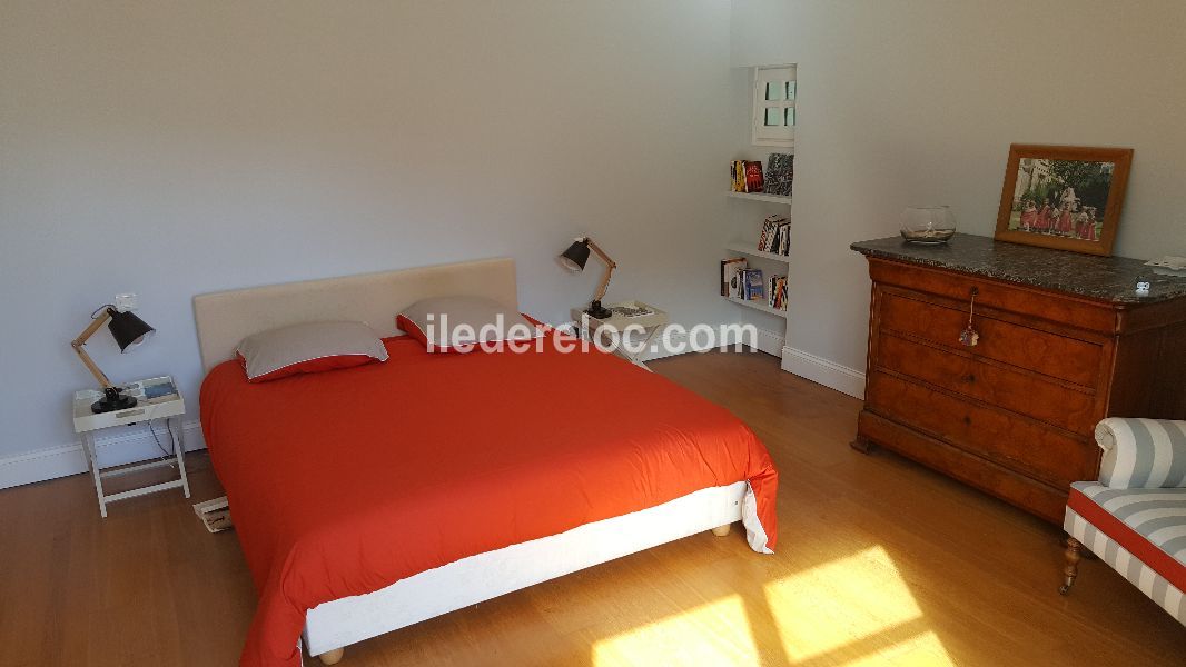 Photo 14 : CHAMBRE d'une maison située à La Couarde-sur-mer, île de Ré.