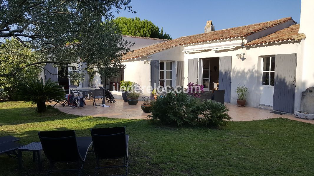 Photo 2 : EXTERIEUR d'une maison située à La Couarde-sur-mer, île de Ré.