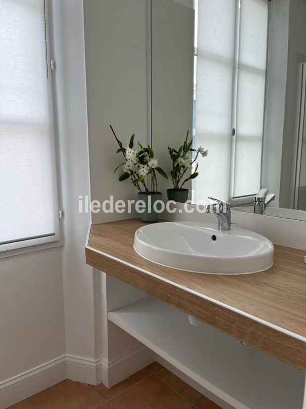 Photo 20 : SALLEDEBAIN d'une maison située à La Couarde-sur-mer, île de Ré.