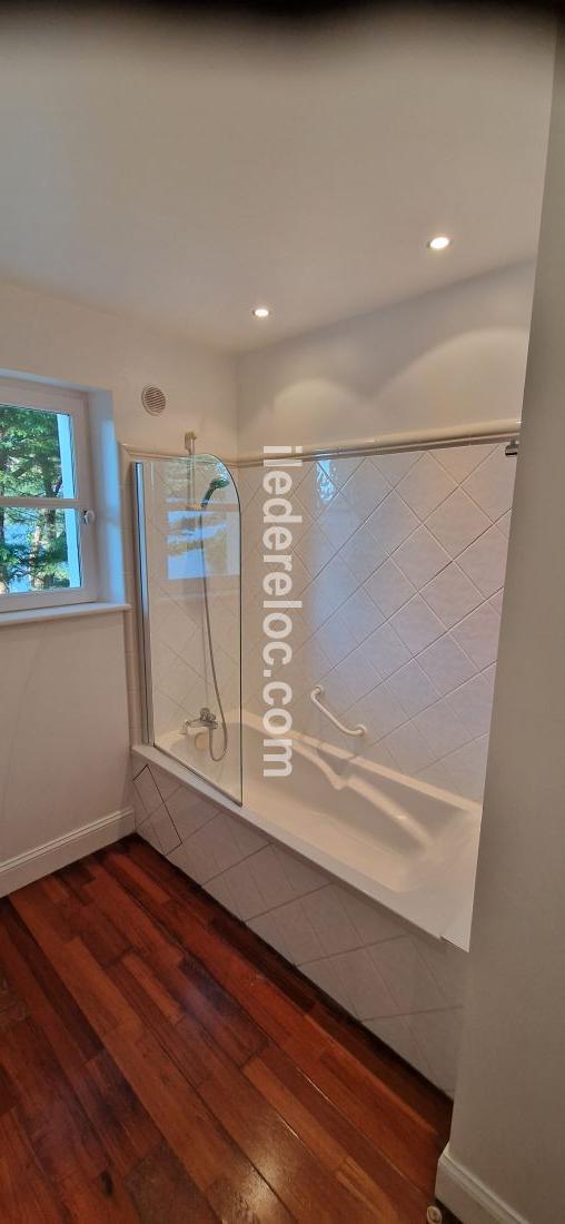 Photo 33 : SALLEDEBAIN d'une maison situ&eacute;e &agrave; La Couarde-sur-mer, &icirc;le de R&eacute;.