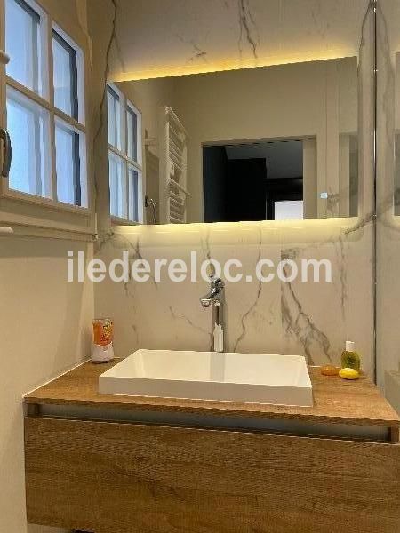 Photo 40 : SALLEDEBAIN d'une maison située à La Couarde-sur-mer, île de Ré.