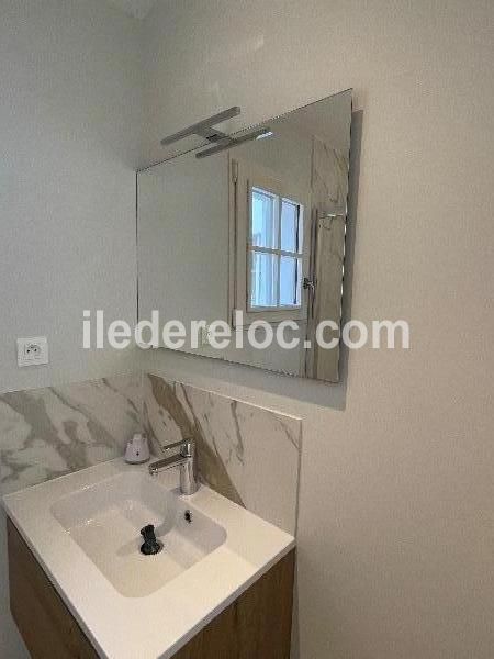 Photo 45 : SALLEDEBAIN d'une maison située à La Couarde-sur-mer, île de Ré.