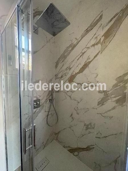 Photo 42 : SALLEDEBAIN d'une maison située à La Couarde-sur-mer, île de Ré.