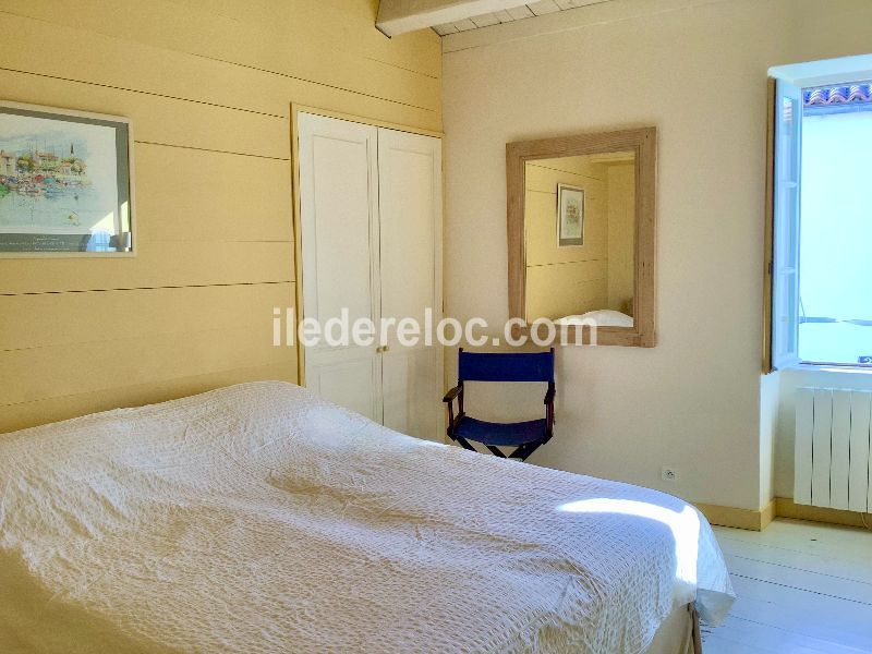 Photo 12 : CHAMBRE d'une maison située à La Couarde-sur-mer, île de Ré.