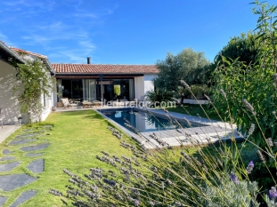 Ile de Ré:Grande maison 8 couchages / proche de la mer / piscine chauffée juillet août