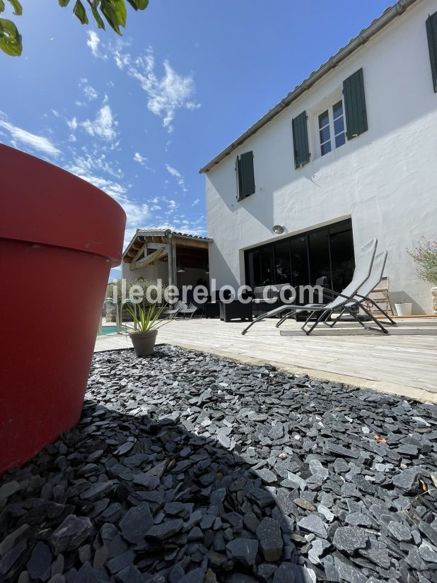 Photo 2 : TERRASSE d'une maison située à Sainte-Marie-de-Ré, île de Ré.