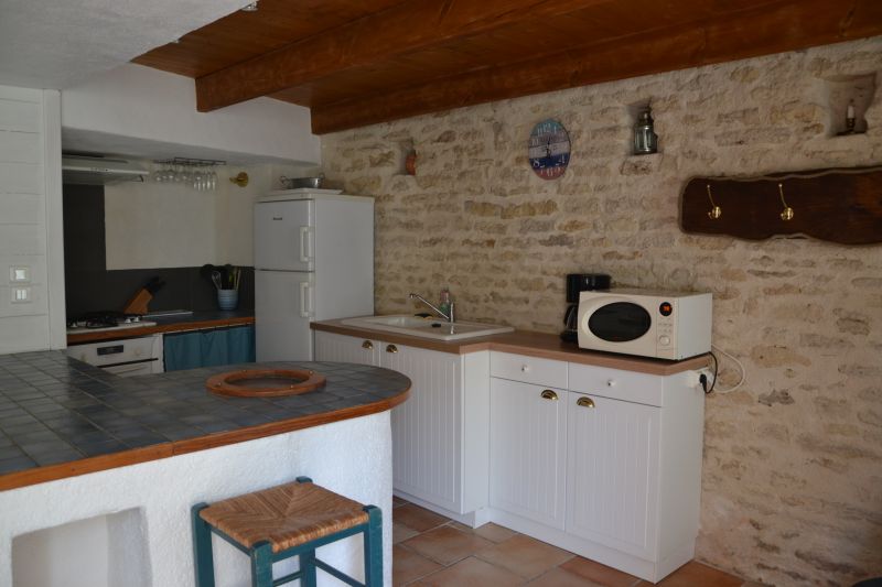 Photo 2 : CUISINE d'une maison située à Les Portes-en-Ré, île de Ré.