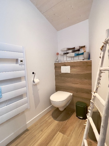 Photo 21 : SALLEDEBAIN d'une maison située à La Flotte, île de Ré.
