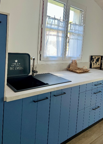 Photo 9 : CUISINE d'une maison située à La Flotte, île de Ré.
