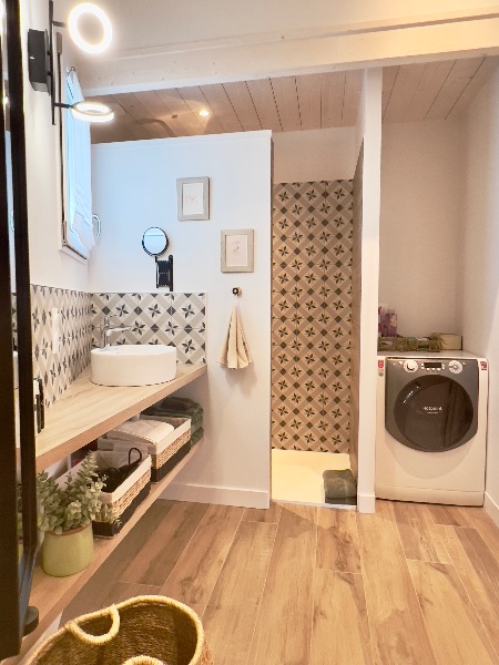 Photo 20 : SALLEDEBAIN d'une maison située à La Flotte, île de Ré.