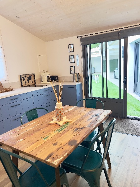 Photo 6 : CUISINE d'une maison située à La Flotte, île de Ré.