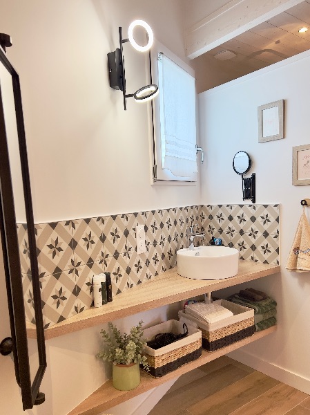 Photo 23 : SALLEDEBAIN d'une maison située à La Flotte, île de Ré.