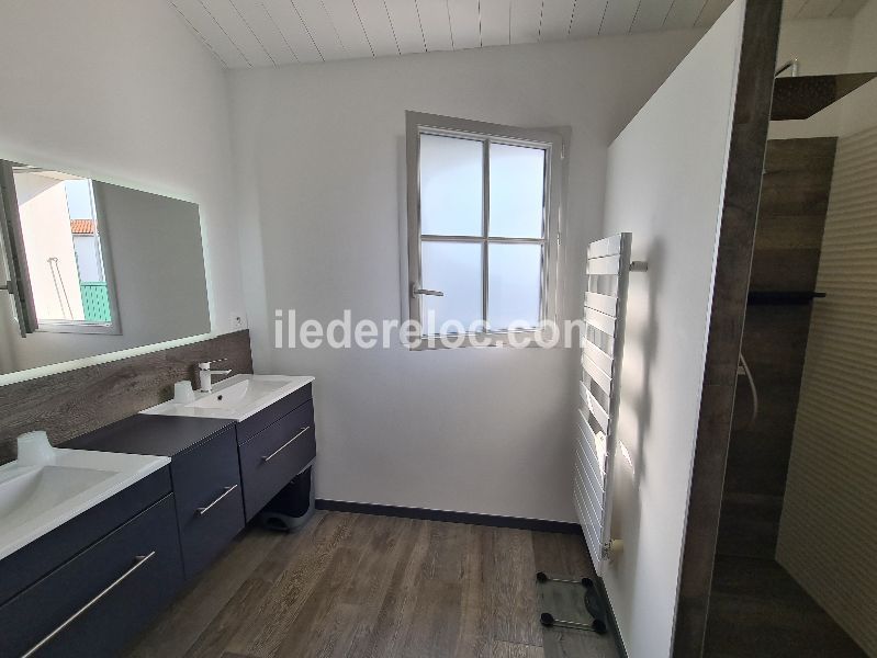 Photo 20 : SALLEDEBAIN d'une maison située à Le Bois-Plage-en-Ré, île de Ré.