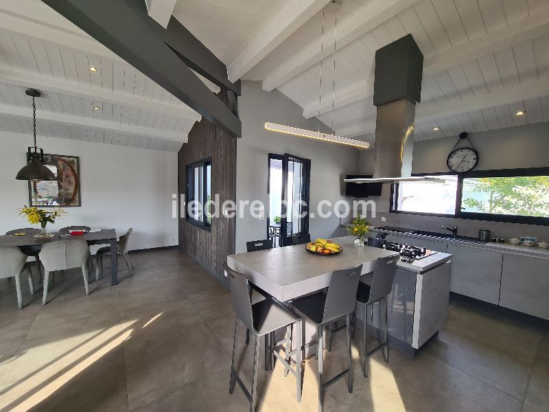 Photo 13 : CUISINE d'une maison située à Le Bois-Plage-en-Ré, île de Ré.