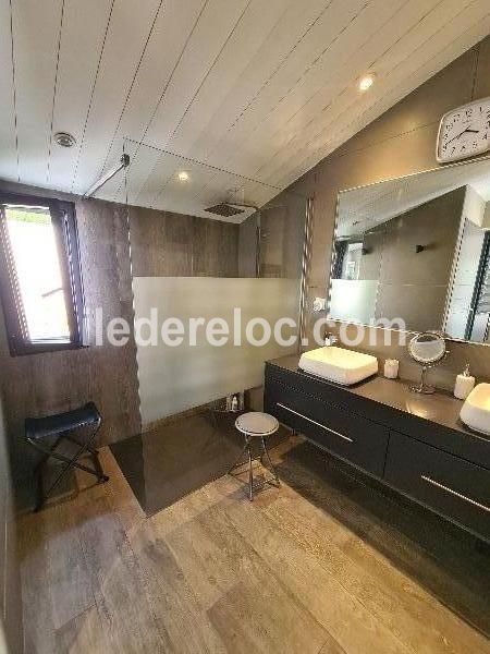 Photo 24 : SALLEDEBAIN d'une maison située à Le Bois-Plage-en-Ré, île de Ré.