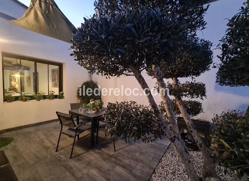 Photo 9 : TERRASSE d'une maison située à Le Bois-Plage-en-Ré, île de Ré.