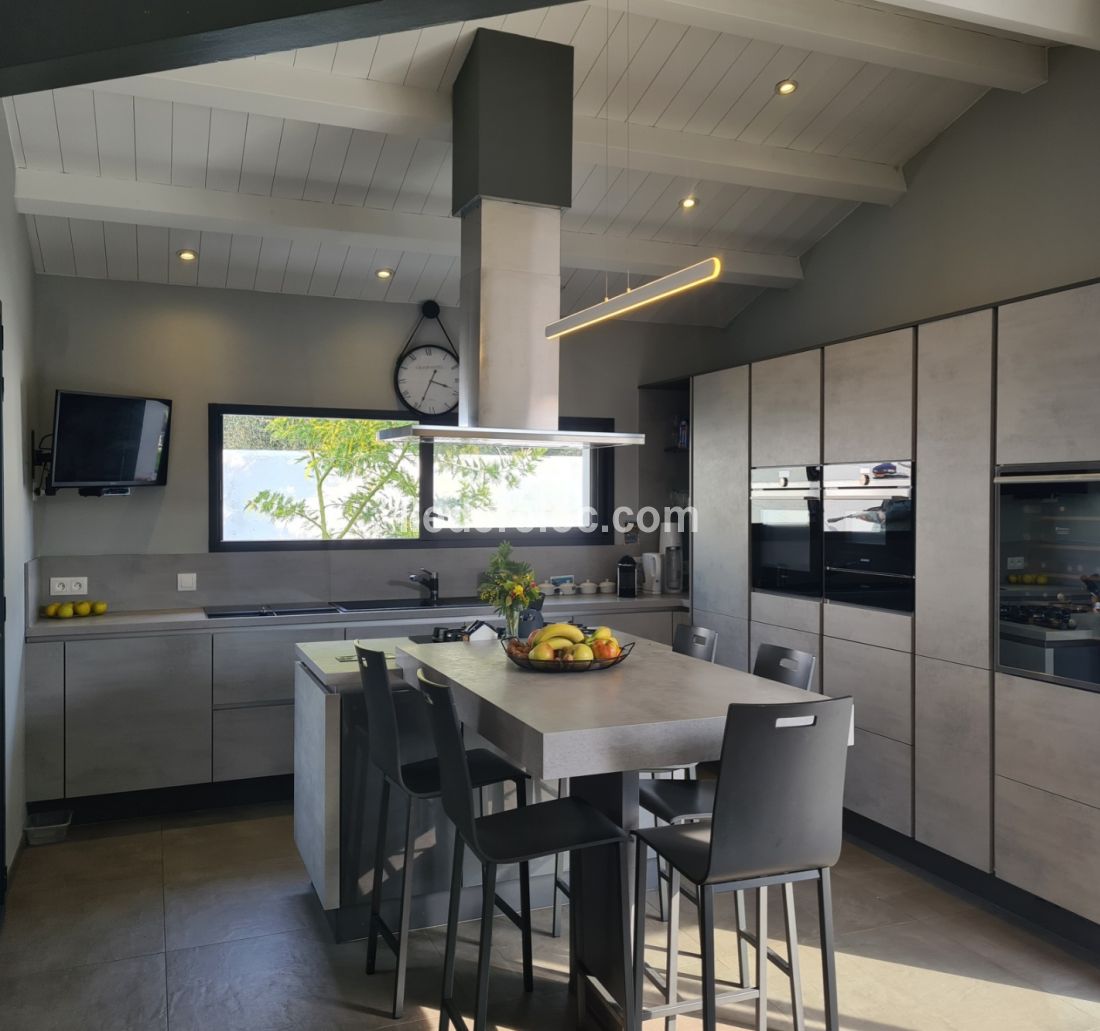 Photo 5 : CUISINE d'une maison située à Le Bois-Plage-en-Ré, île de Ré.