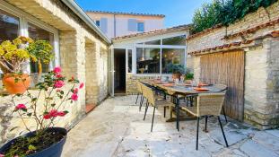 Ile de Ré:Maison de village familiale avec sa cour lumineuse