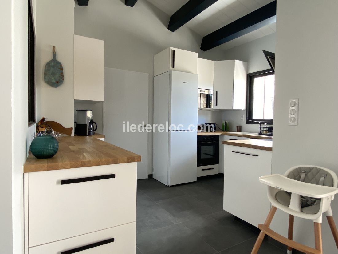 Photo 11 : CUISINE d'une maison situ&eacute;e &agrave; Le Bois-Plage-en-R&eacute;, &icirc;le de R&eacute;.