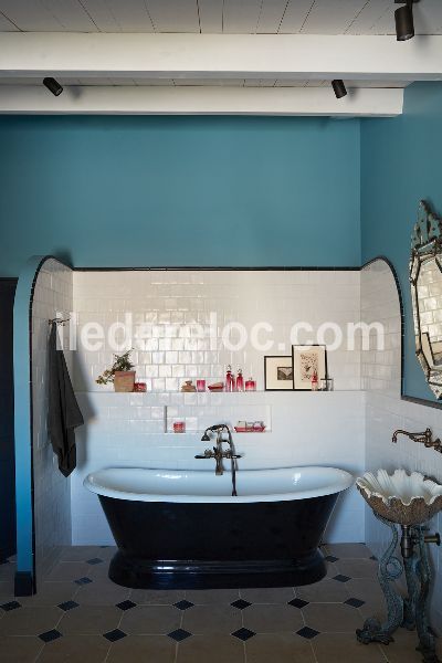 Photo 6 : SALLEDEBAIN d'une maison située à Le Bois-Plage-en-Ré, île de Ré.