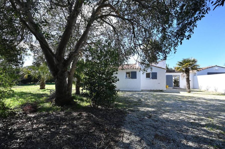 Photo 1 : EXTERIEUR d'une maison située à Les Portes-en-Ré, île de Ré.