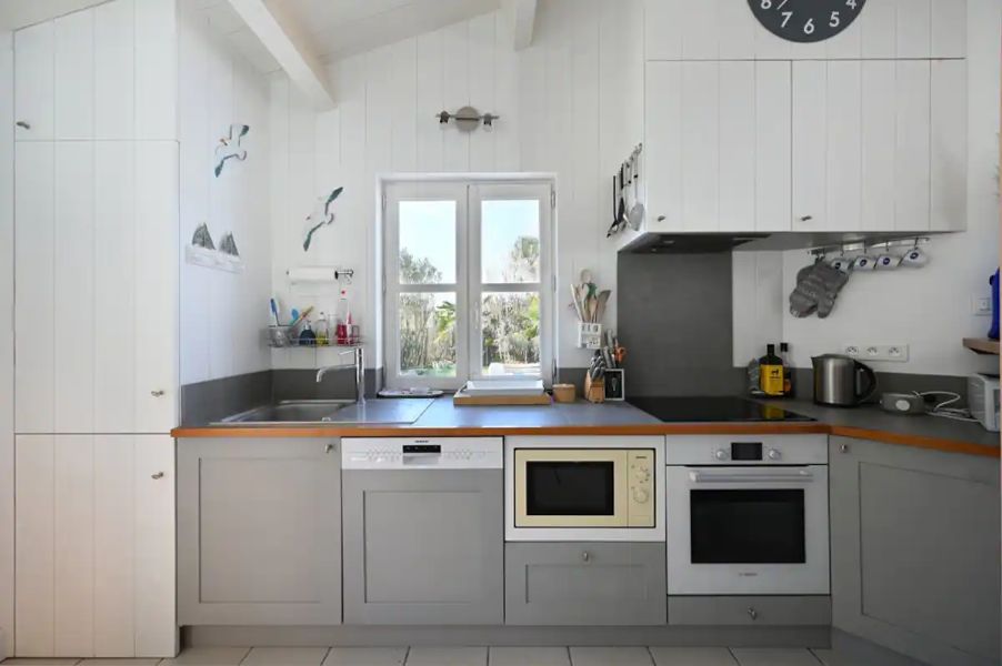 Photo 5 : CUISINE d'une maison située à Les Portes-en-Ré, île de Ré.