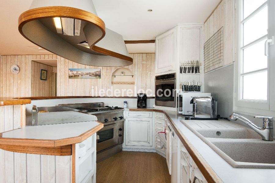 Photo 5 : CUISINE d'une maison situ&eacute;e &agrave; Rivedoux-Plage, &icirc;le de R&eacute;.