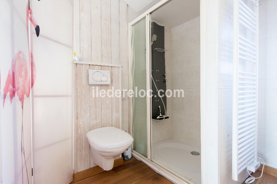 Photo 10 : SALLEDEBAIN d'une maison situ&eacute;e &agrave; Rivedoux-Plage, &icirc;le de R&eacute;.