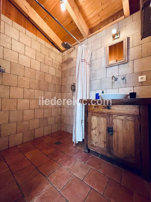 Photo 34 : SALLEDEBAIN d'une maison située à La Flotte-en-Ré, île de Ré.