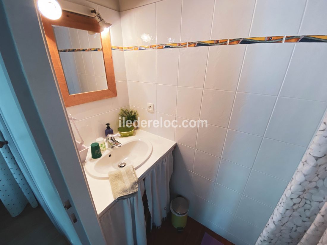 Photo 11 : SALLEDEBAIN d'une maison située à Saint-Clément-des-Baleines, île de Ré.