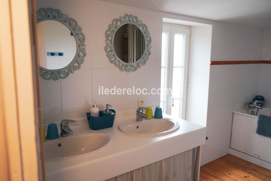 Photo 20 : SALLEDEBAIN d'une maison située à Saint-Clément-des-Baleines, île de Ré.