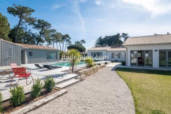 Ile de Ré:Villa familiale dans jardin de 5000m2 avec piscine et court de tennis privé