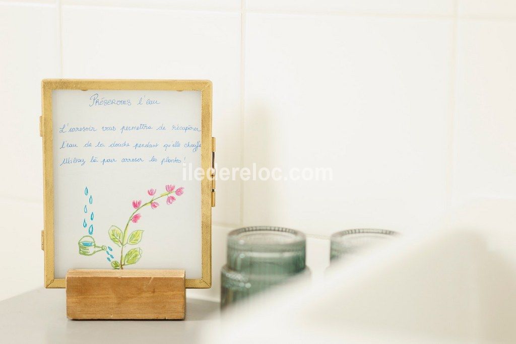 Photo 17 : SALLEDEBAIN d'une maison situ&eacute;e &agrave; Sainte-Marie-de-R&eacute;, &icirc;le de R&eacute;.