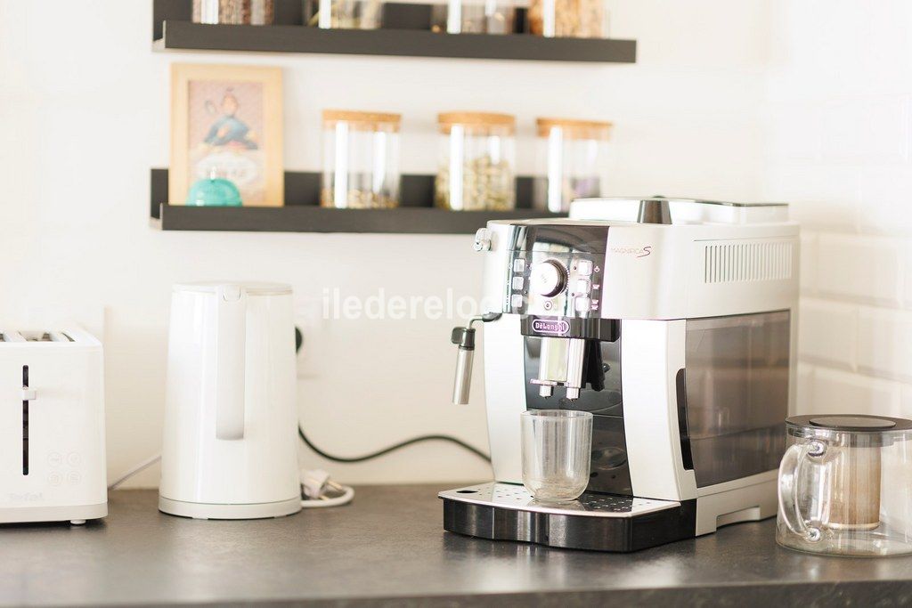 Photo 12 : CUISINE d'une maison situ&eacute;e &agrave; Sainte-Marie-de-R&eacute;, &icirc;le de R&eacute;.