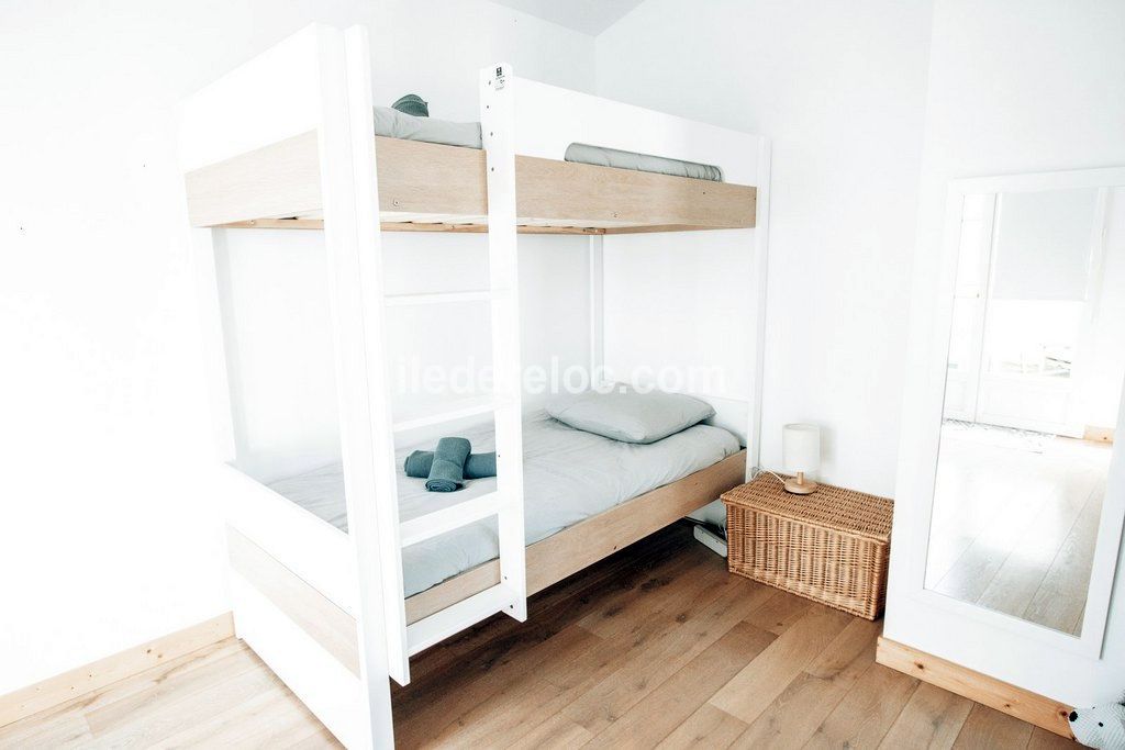 Photo 24 : CHAMBRE d'une maison situ&eacute;e &agrave; Sainte-Marie-de-R&eacute;, &icirc;le de R&eacute;.