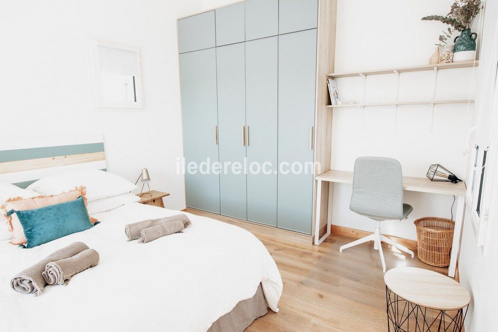 Photo 21 : CHAMBRE d'une maison situ&eacute;e &agrave; Sainte-Marie-de-R&eacute;, &icirc;le de R&eacute;.