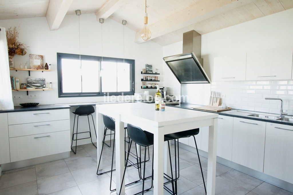 Photo 4 : CUISINE d'une maison situ&eacute;e &agrave; Sainte-Marie-de-R&eacute;, &icirc;le de R&eacute;.