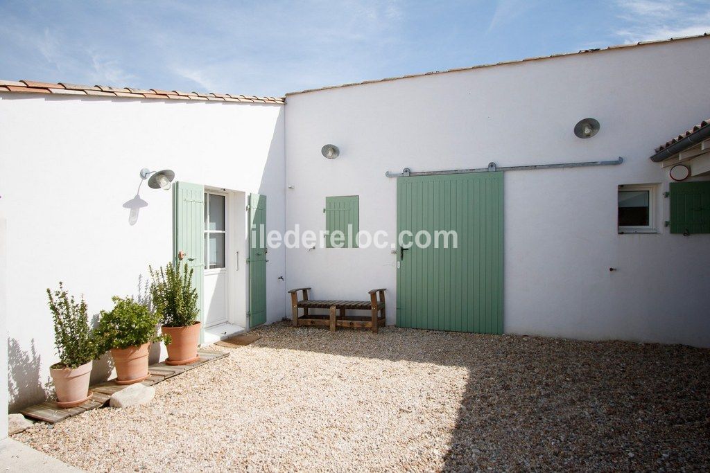 Photo 30 : EXTERIEUR d'une maison situ&eacute;e &agrave; Sainte-Marie-de-R&eacute;, &icirc;le de R&eacute;.