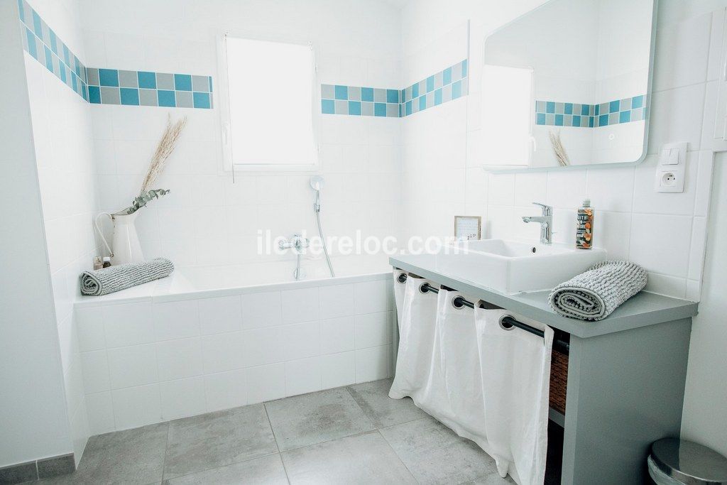 Photo 16 : SALLEDEBAIN d'une maison situ&eacute;e &agrave; Sainte-Marie-de-R&eacute;, &icirc;le de R&eacute;.