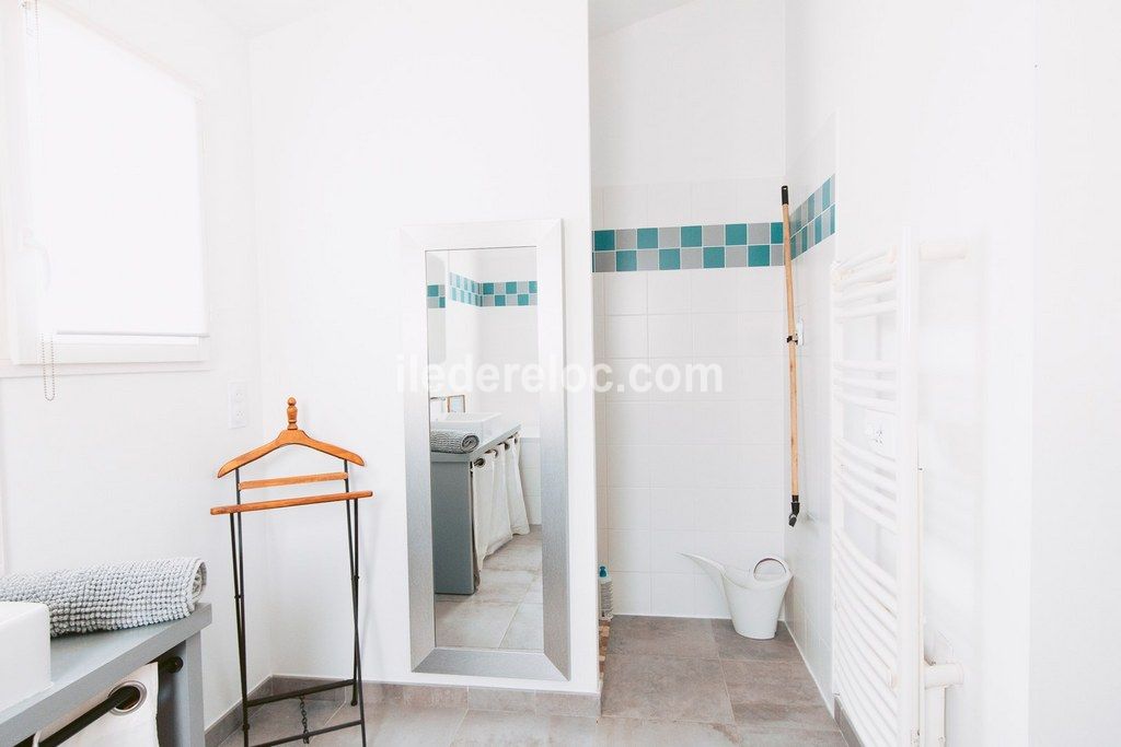 Photo 18 : SALLEDEBAIN d'une maison situ&eacute;e &agrave; Sainte-Marie-de-R&eacute;, &icirc;le de R&eacute;.