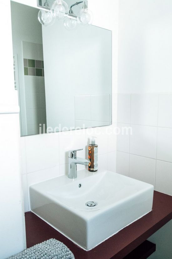 Photo 23 : SALLEDEBAIN d'une maison situ&eacute;e &agrave; Sainte-Marie-de-R&eacute;, &icirc;le de R&eacute;.