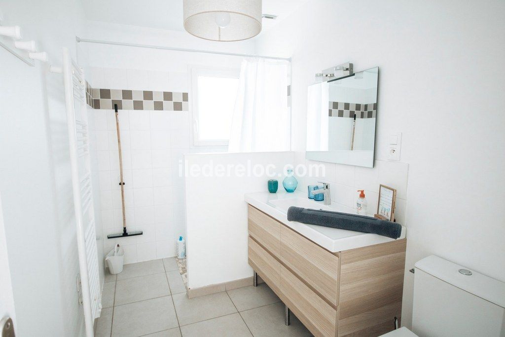 Photo 28 : SALLEDEBAIN d'une maison situ&eacute;e &agrave; Sainte-Marie-de-R&eacute;, &icirc;le de R&eacute;.
