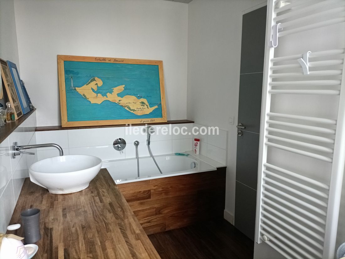 Photo 8 : SALLEDEBAIN d'une maison située à Le Bois-Plage-en-Ré, île de Ré.