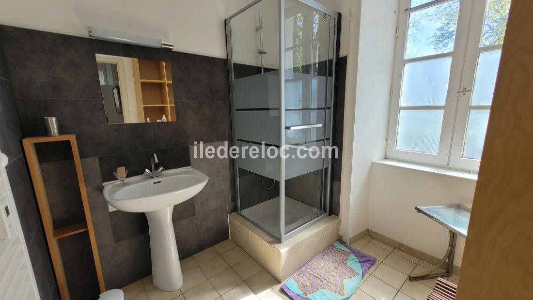 Photo 8 : SALLEDEBAIN d'une maison située à Saint-Martin-de-Ré, île de Ré.