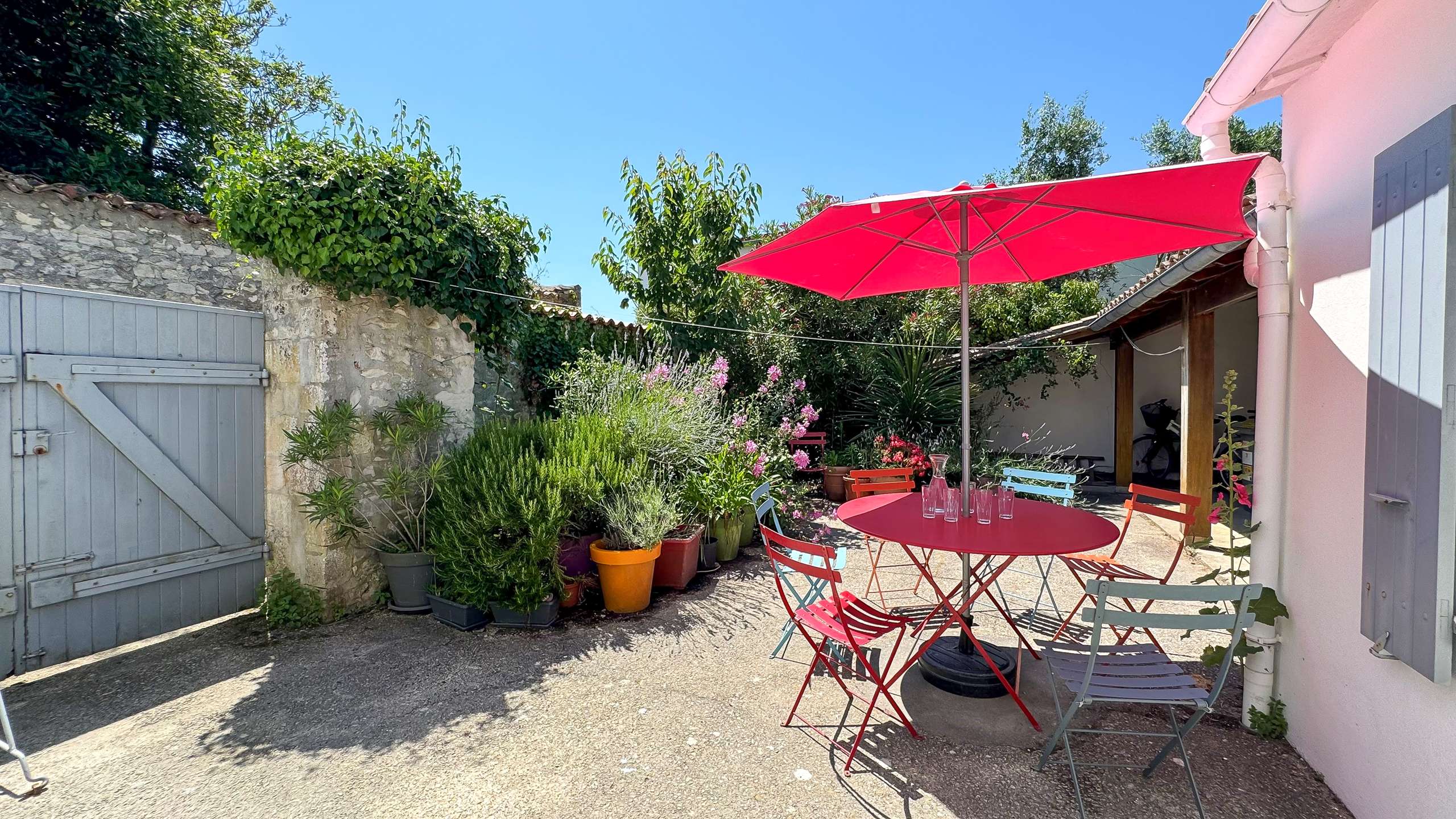 Photo 1 :  d'une maison située à Saint-Martin-de-Ré, île de Ré.