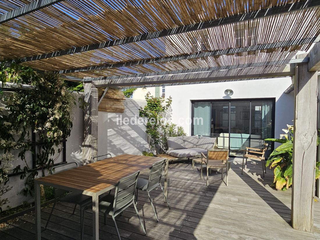 Photo 22 : TERRASSE d'une maison située à Loix, île de Ré.